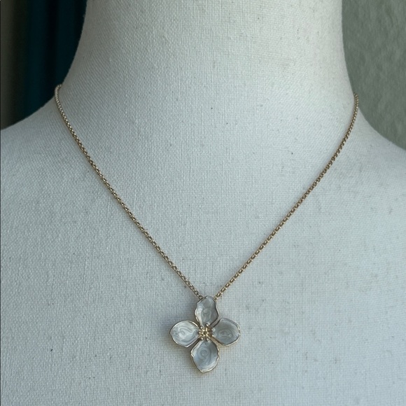 LOFT outlet flower pendant necklace  - NWOT - Picture 1 of 8